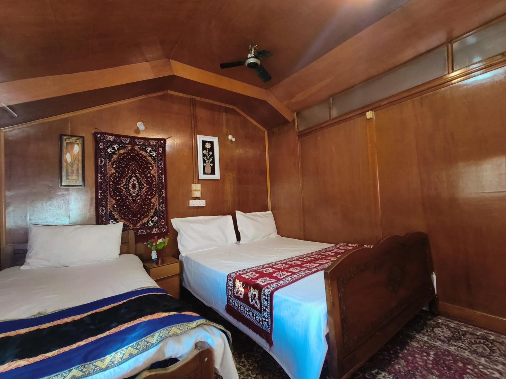 Houseboat New Suzan Hotel Srinagar  Exterior photo