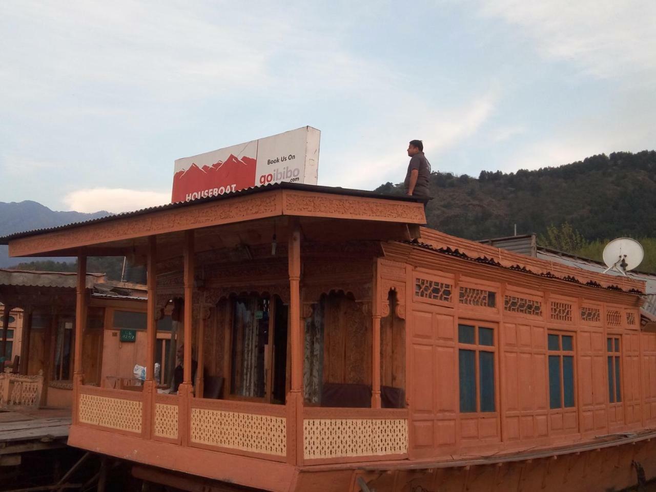 Houseboat New Suzan Hotel Srinagar  Exterior photo
